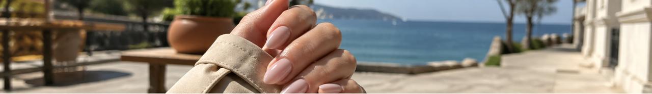 Short Almond Nails Are Greece's Smartest March Shape