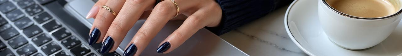 Short Almond Nails Are Greece's Smartest March Shape image 2
