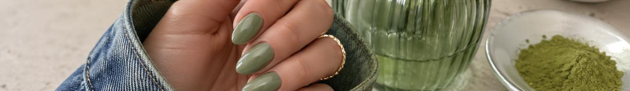 Short Almond Nails Are Greece's Smartest March Shape image 3