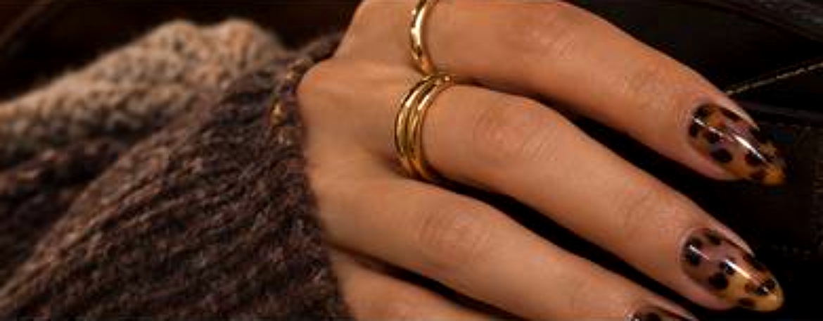 Fawn print manicure with refined autumn pattern