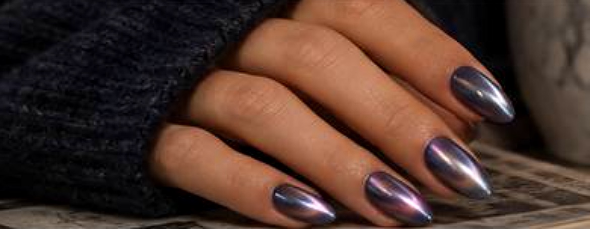 Cat-eye manicure with reflective magnetic movement
